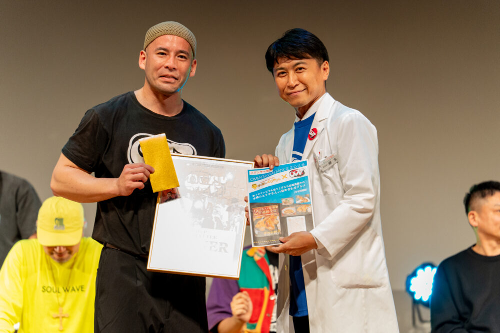 アキラスと関係者の記念撮影